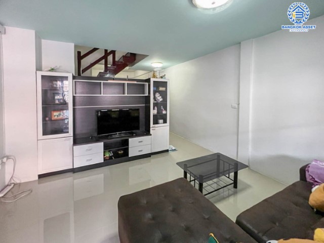 ทาวน์เฮ้าส์มือสองย่านนนทบุรี ม.ดิเอมเมอรัลด์พาร์ค2 บางกรวย-ไทรน้อย บนเนื้อที่ 18 ตร.ว. ฟังก์ชัน 2 ห้องนอน 2 ห้องน้ำ 1 ที่จอดรถ บ้านพร้อมอยู่ ต่อเติมครบ ลงเสาเข็มในครัว เชื่อมต่อถ.ชัยพฤกษ์ ใกล้เซ็นทรัลเวสต์เกต เพียง15 นาทีถึงรถไฟฟ้าสายสีม่วง "สถานีบางพลู"...